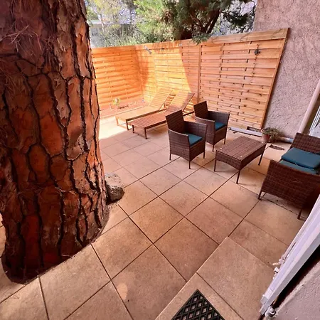 En Rez De Jardin Dans Apartment *